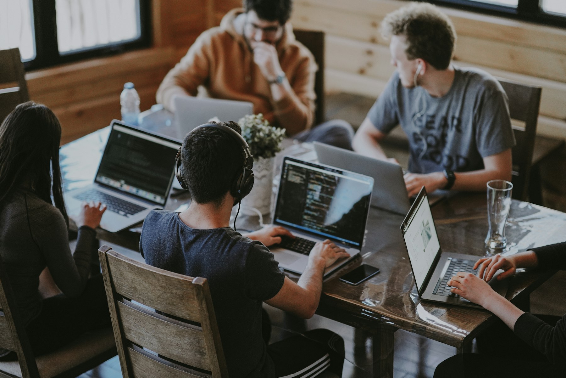 A service team collaborating in a bright office